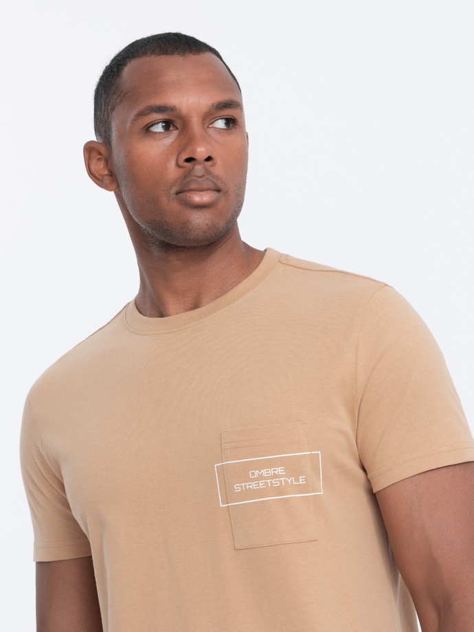 T-shirt męski bawełniany z nadrukiem na kieszonce - jasnobrązowy V6 S1742