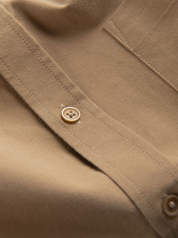 Męska koszula bawełniana REGULAR FIT z kieszenią - jasnobrązowa V2 OM-SHOS-0153