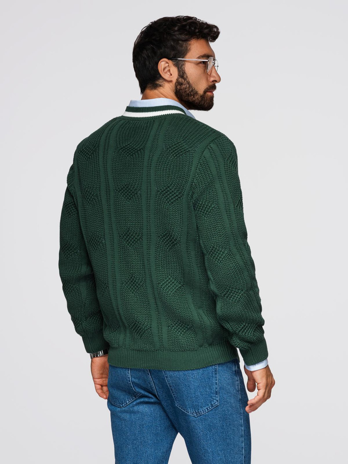 Sweter męski o splocie warkoczowym z dekoltem w serek - zielony V3 OM-SWSW-0151