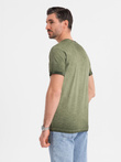 Bawełniany męski t-shirt V-neck z dzianiny z efektem sprania - oliwkowy V9 OM-TSWT-0242