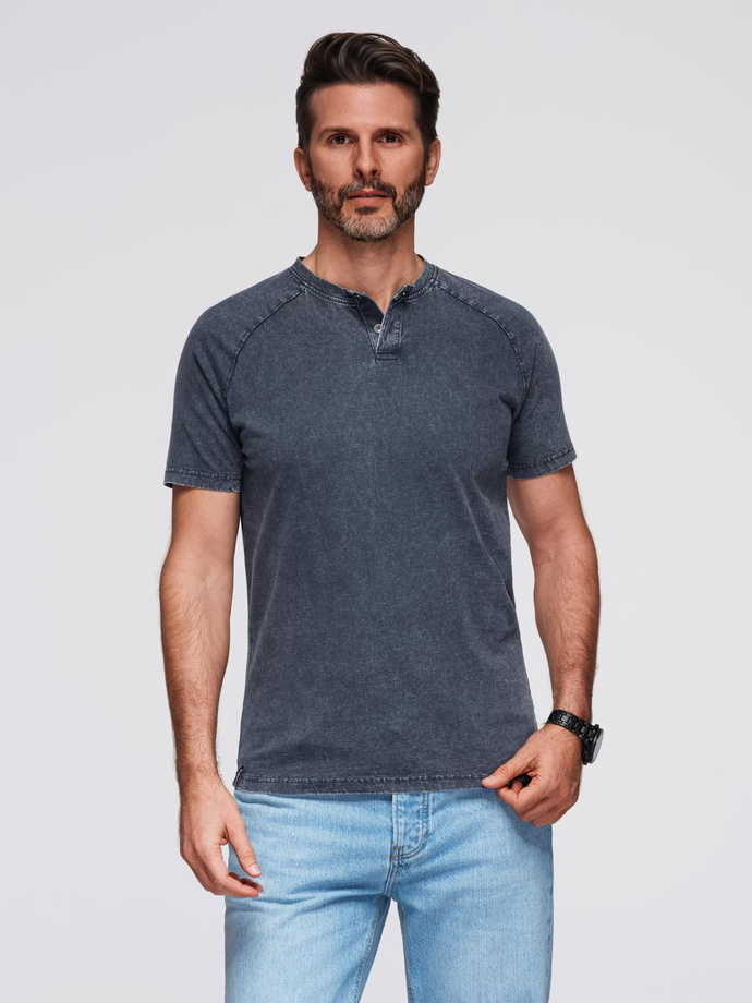 Męski t-shirt z efektem sprania i guzikami przy dekolcie – granatowy V2 OM-TSWT-0150