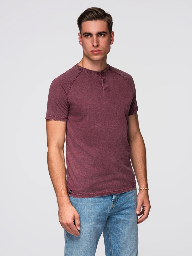T-shirt męski z efektem sprania i guzikami przy dekolcie – burgundowy V3 OM-TSWT-0150
