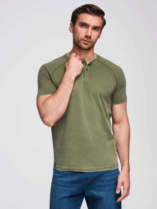 Męski t-shirt z efektem sprania i guzikami przy dekolcie – oliwkowy V4 OM-TSWT-0150