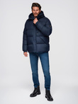 Kurtka męska pikowana z wysoko zapinanym kapturem  – granatowa V2 OM-JAHP-0238