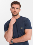 Casualowy t-shirt męski z naszywką na kieszeni – granatowy V10 OM-TSCT-0109