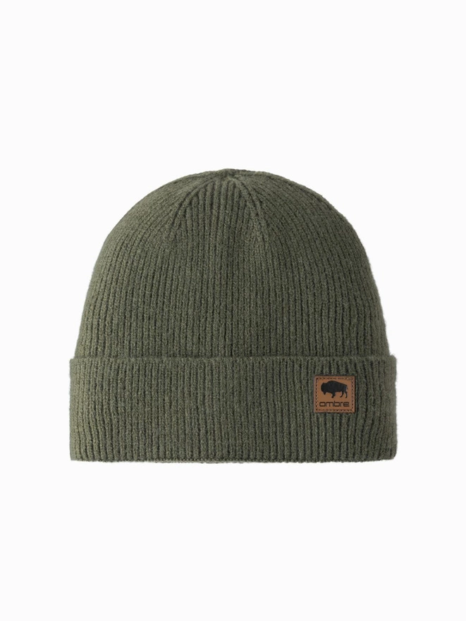 Dzianinowa czapka męska beanie z naszywką – oliwkowa V4 OM-ACWH-0123