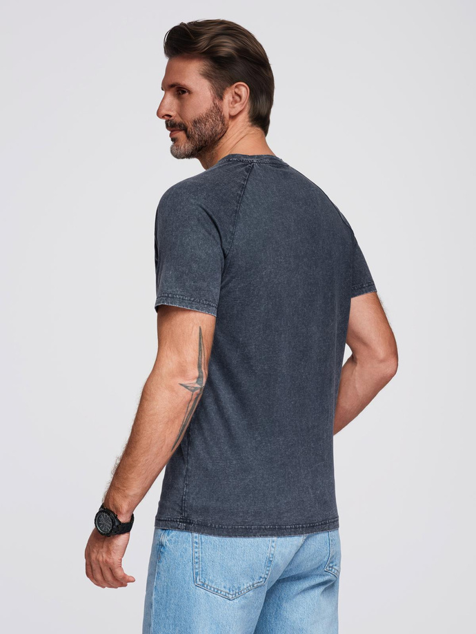 Męski t-shirt z efektem sprania i guzikami przy dekolcie – granatowy V2 OM-TSWT-0150