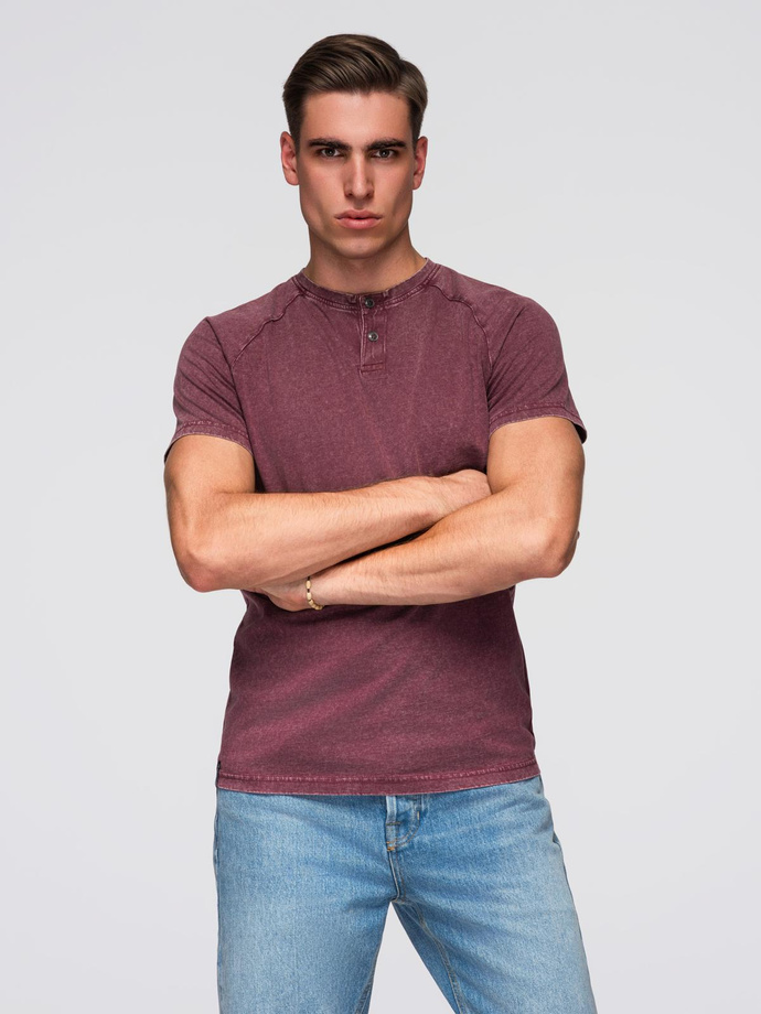 T-shirt męski z efektem sprania i guzikami przy dekolcie – burgundowy V3 OM-TSWT-0150