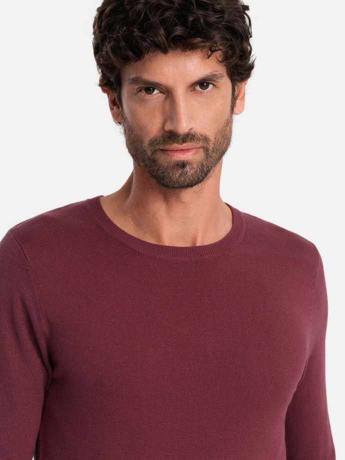 Sweter klasyczny męski z wiskozą BASIC z okrągłym dekoltem – bordowy V11 OM-SWBS-0106