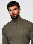 Sweter męski golf z warkoczowym splotem – oliwkowy V2 OM-SWTN-0157