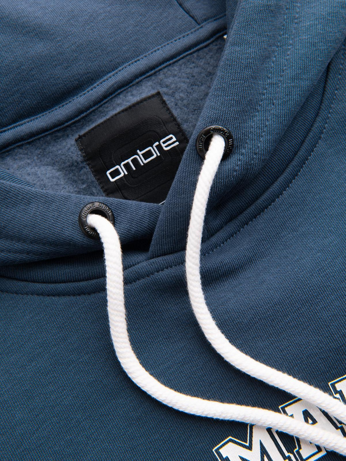 Sportowa bluza męska z kapturem i dużym nadrukiem – granatowa V2 B1714