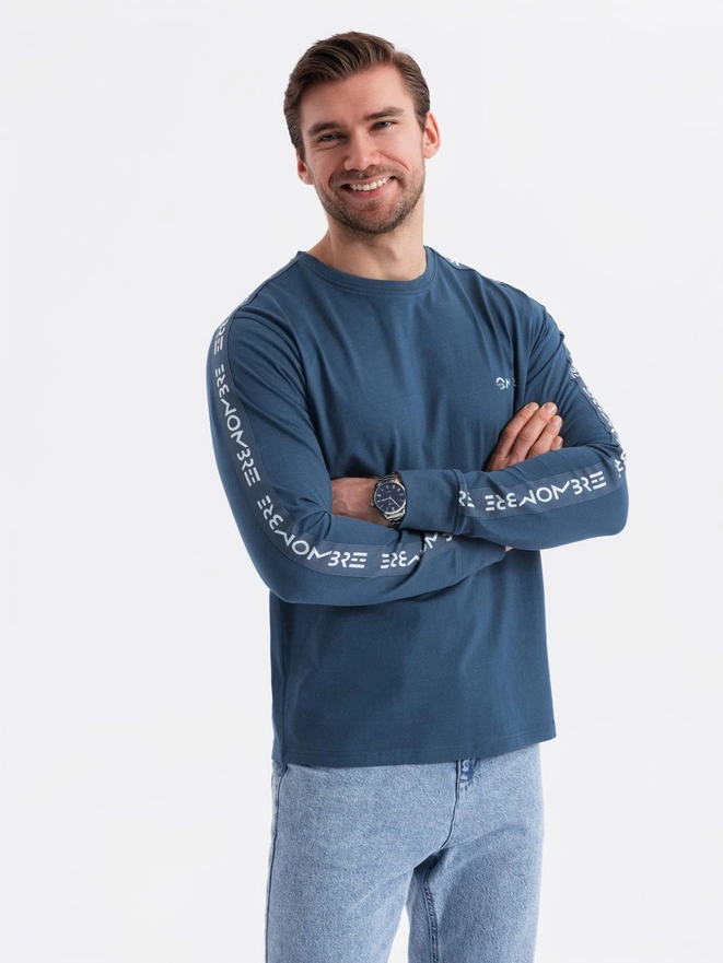 Bawełniany longsleeve męski U-neck z lampasami i nadrukiem na piersi – ciemnoniebieski V1 OM-LSCL-0127