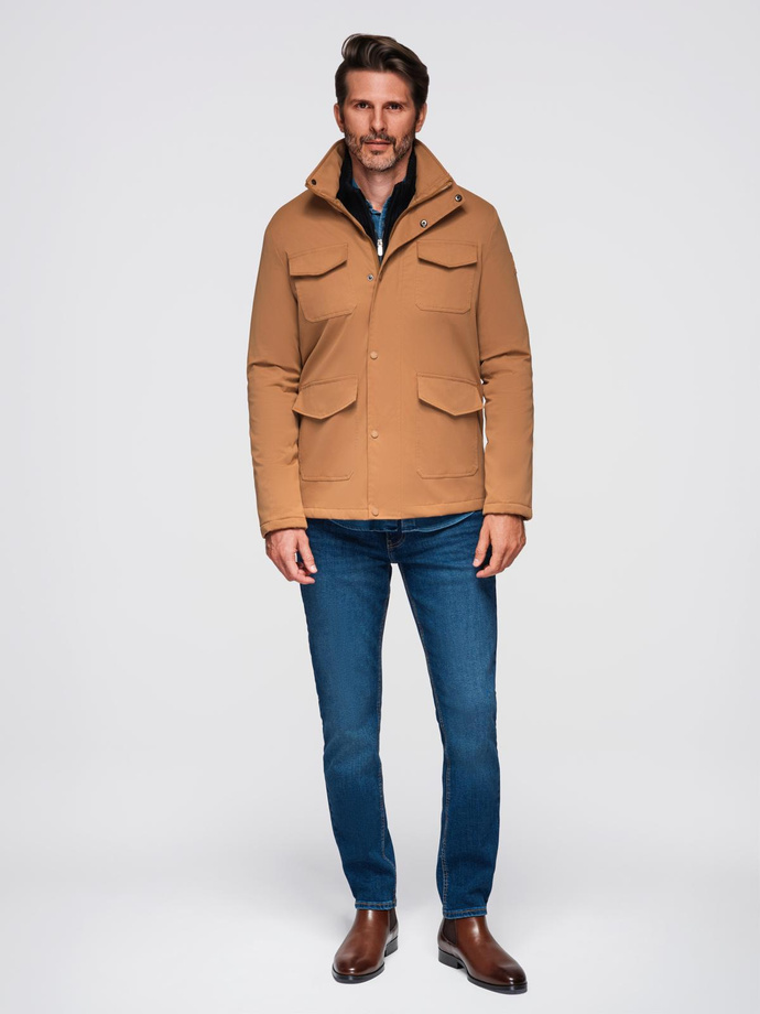 Lekka kurtka męska z kieszeniami i wysokim kołnierzem – brązowa V5 OM-JALP-0167