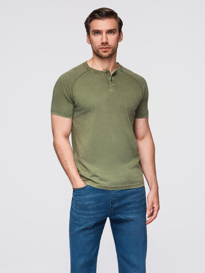 Męski t-shirt z efektem sprania i guzikami przy dekolcie – oliwkowy V4 OM-TSWT-0150