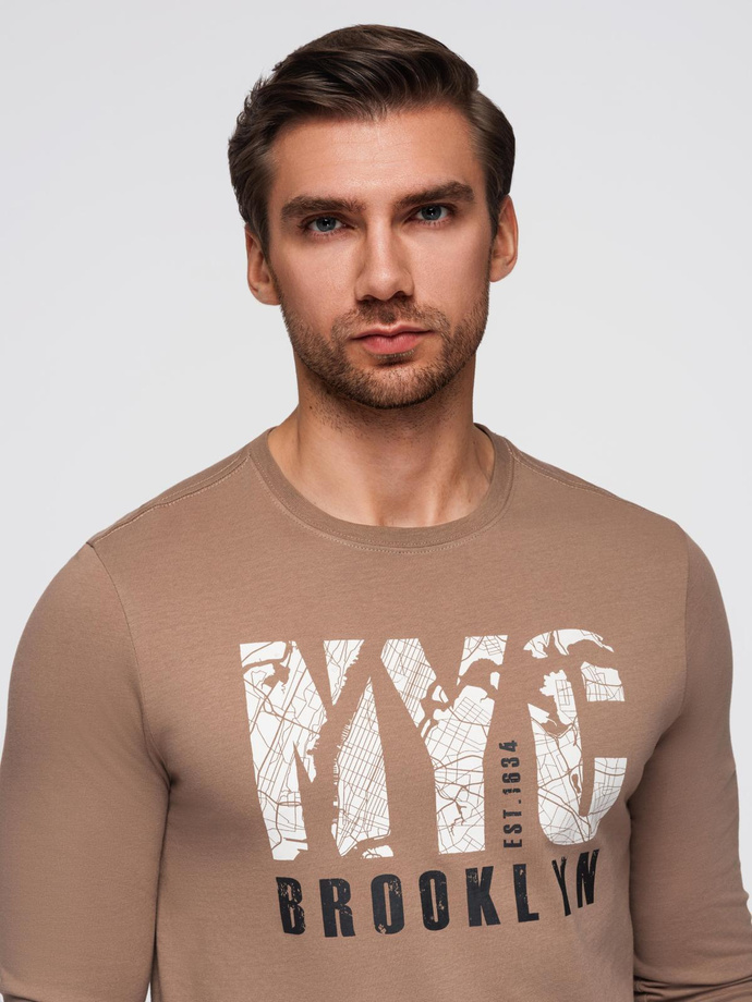 Męski longsleeve z miejskim nadrukiem – jasnobrązowy V1 OM-LSPT-0131