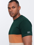 T-shirt męski trójkolorowy w szerokie pasy - zielono-beżowy V4 OM-TSCT-0152