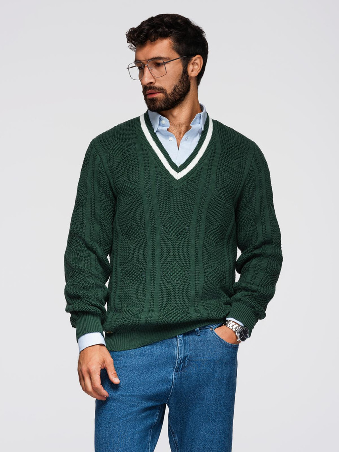 Sweter męski o splocie warkoczowym z dekoltem w serek - zielony V3 OM-SWSW-0151