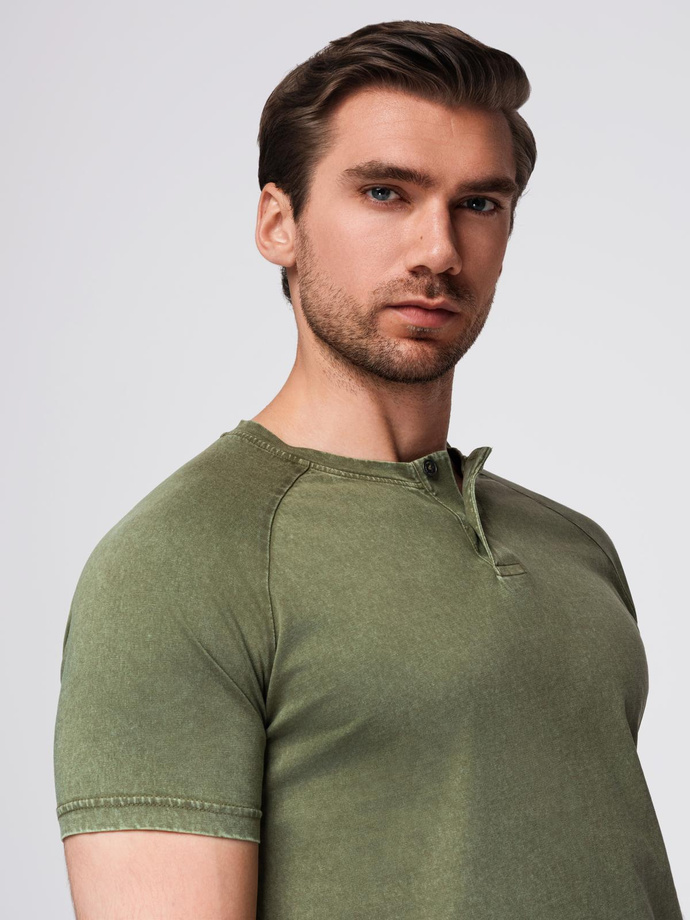 Męski t-shirt z efektem sprania i guzikami przy dekolcie – oliwkowy V4 OM-TSWT-0150