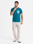 Bawełniany męski t-shirt z printowaną kieszonką  – turkusowy V1 OM-TSPT-0228