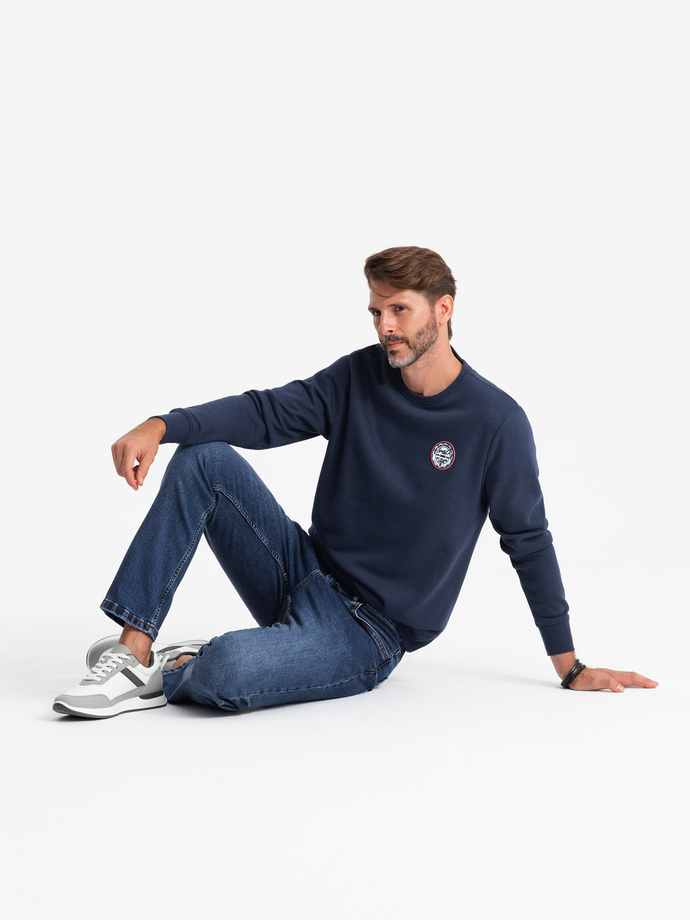 Nierozpinana męska dresowa bluza z naszywką w stylu college – granatowa V2 OM-SSNZ-0134