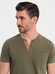 T-shirt męski z dekoltem na guziki i zamszowym wykończeniem – ciemnooliwkowy V5 OM-TSCT-0206
