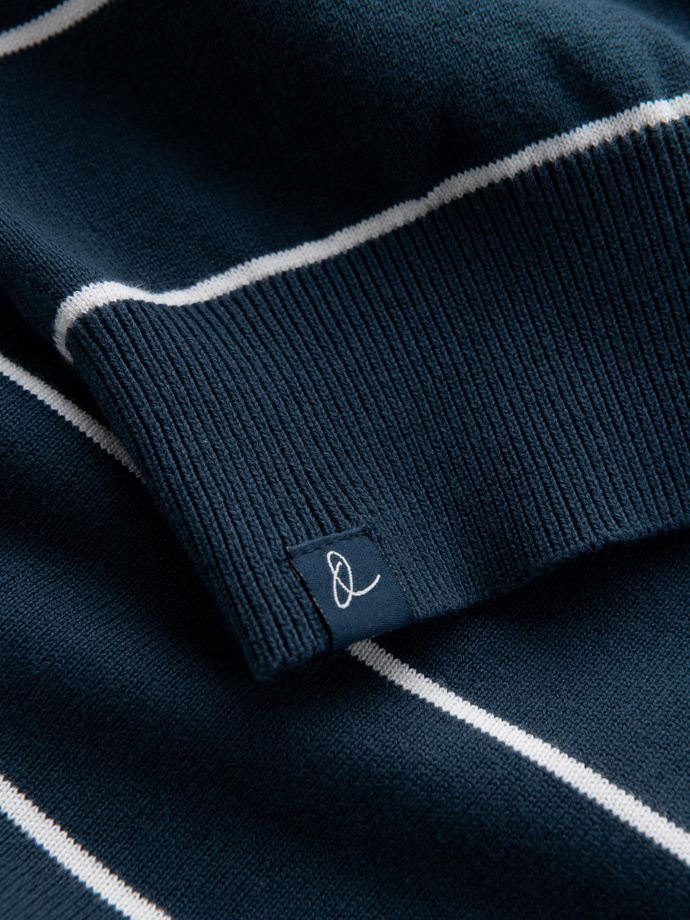 Casualowy męski sweter w poziome paski – granatowy V1 OM-SWSW-0143