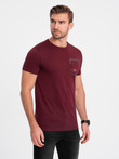 Bawełniany męski t-shirt z nadrukiem na kieszonce – bordowy V2 OM-TSPT-0154