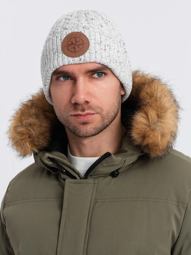 Czapka beanie męska z okrągłą tłoczoną naszywką – złamana biel V3 OM-ACWH-0121