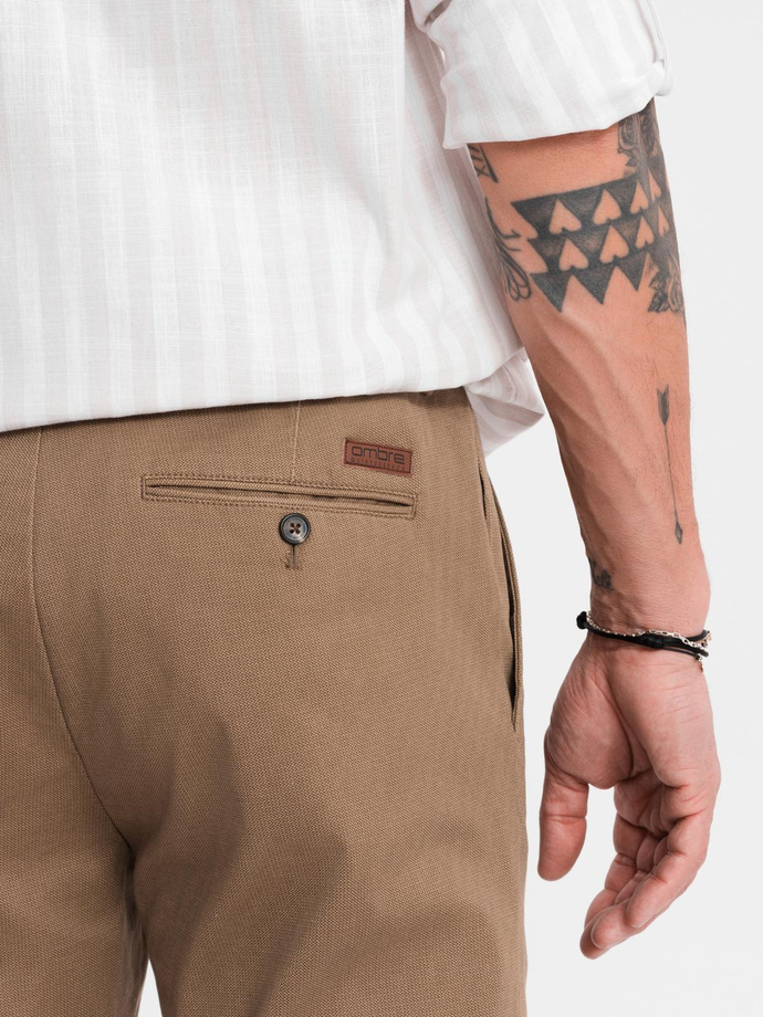 Męskie spodnie chino REGULAR FIT z delikatną strukturą – ciemnobeżowe V2 OM-PACP-0184