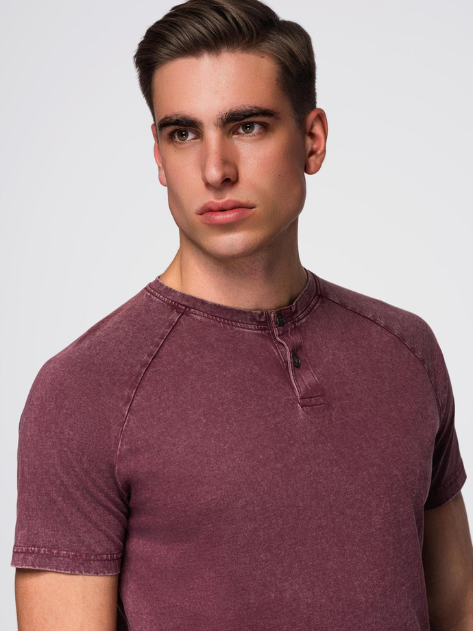 T-shirt męski z efektem sprania i guzikami przy dekolcie – burgundowy V3 OM-TSWT-0150