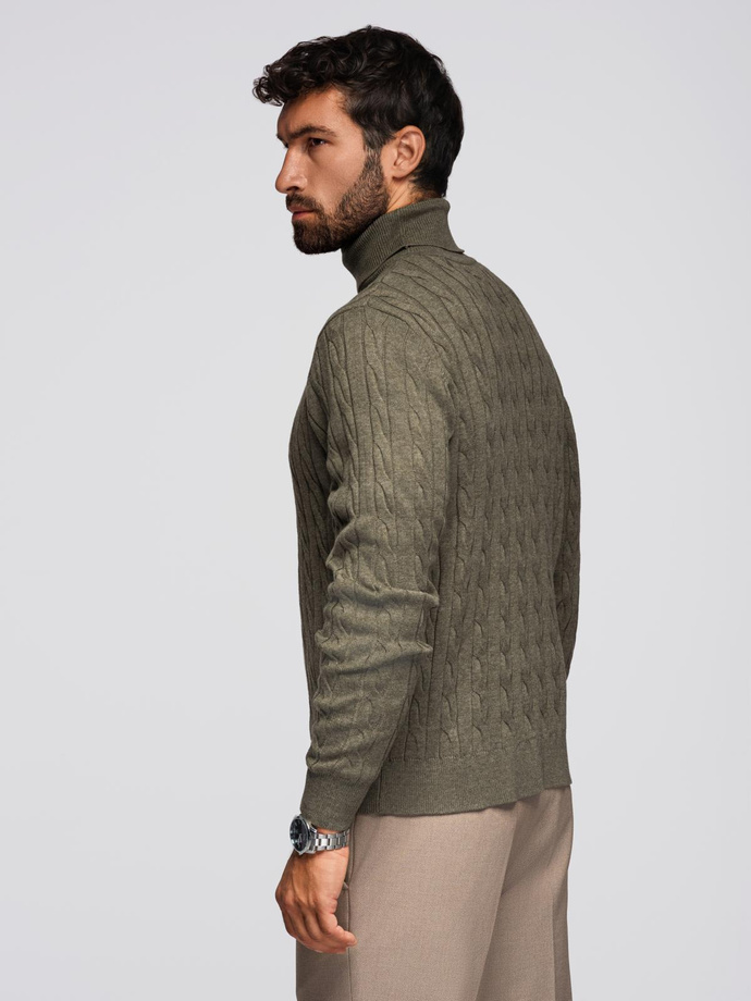 Sweter męski golf z warkoczowym splotem – oliwkowy V2 OM-SWTN-0157