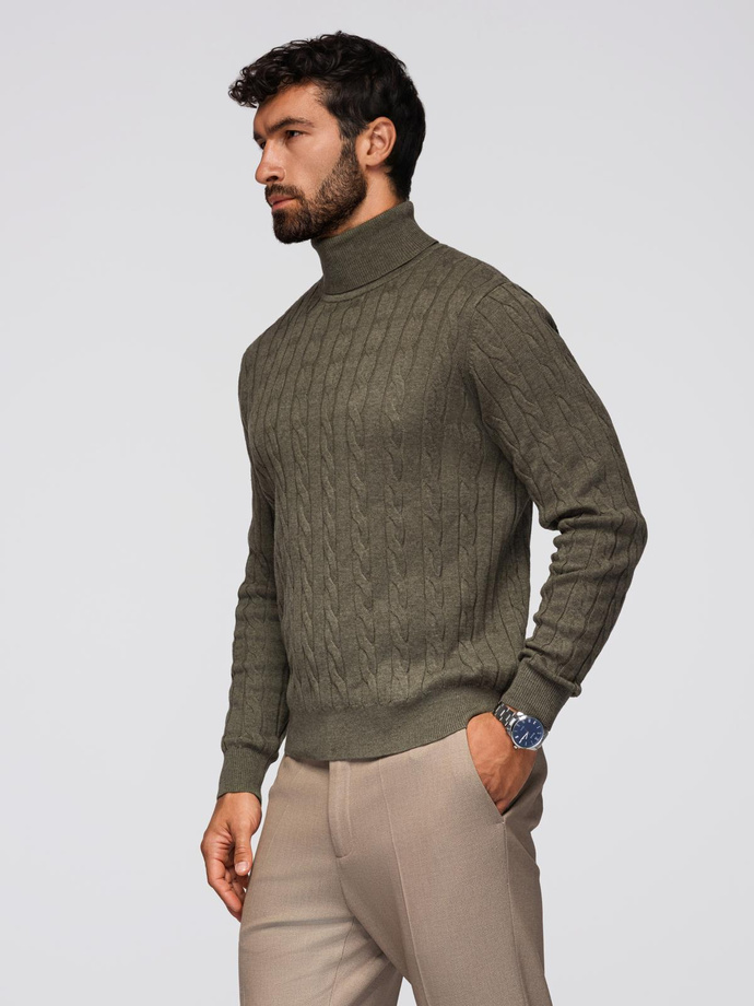 Sweter męski golf z warkoczowym splotem – oliwkowy V2 OM-SWTN-0157