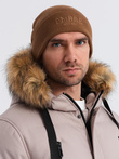 Czapka dzianinowa męska beanie z haftowanym napisem – brązowa V4 OM-ACWH-0120
