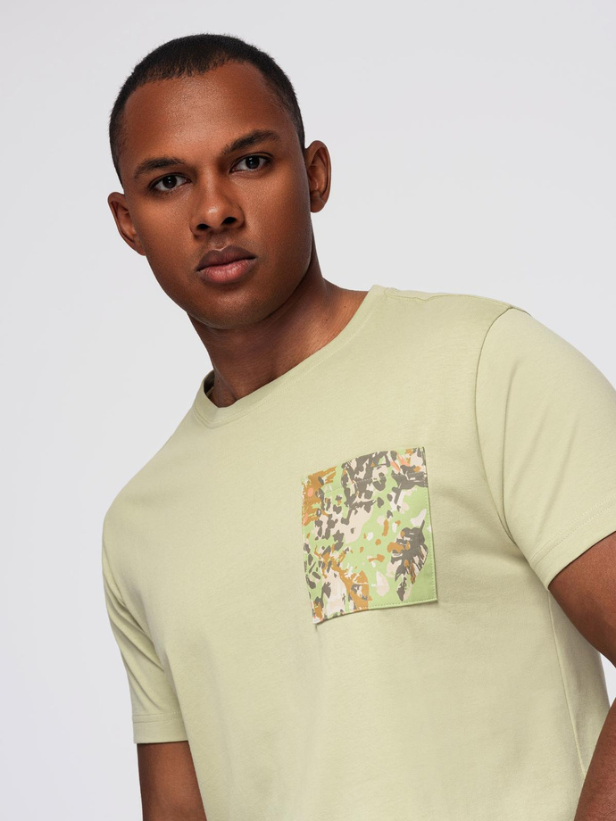 Męski t-shirt bawełniany z printowaną kieszonką –  jasnooliwkowy V2 OM-TSPT-0227
