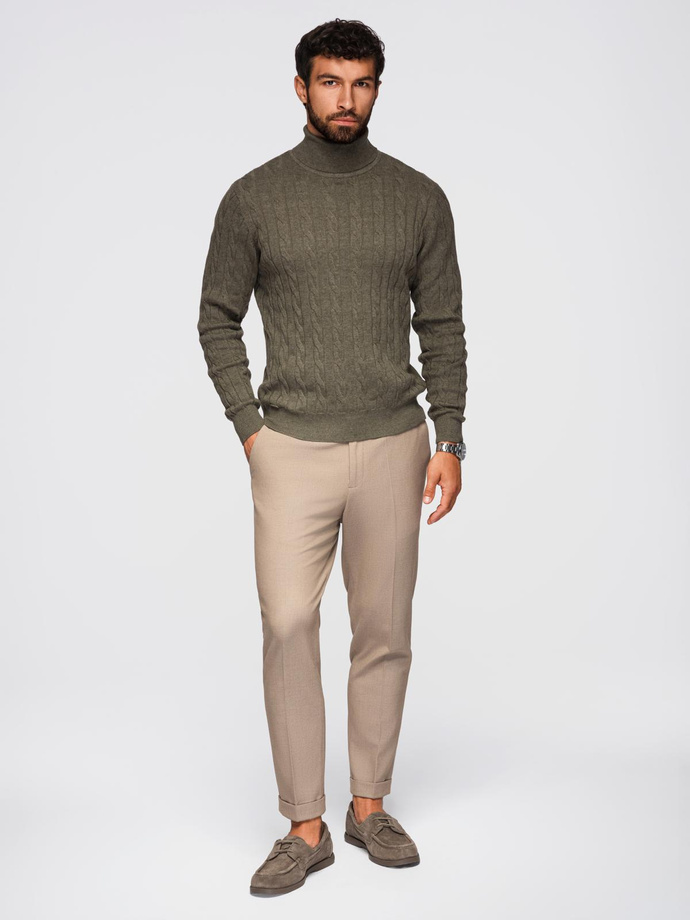 Sweter męski golf z warkoczowym splotem – oliwkowy V2 OM-SWTN-0157