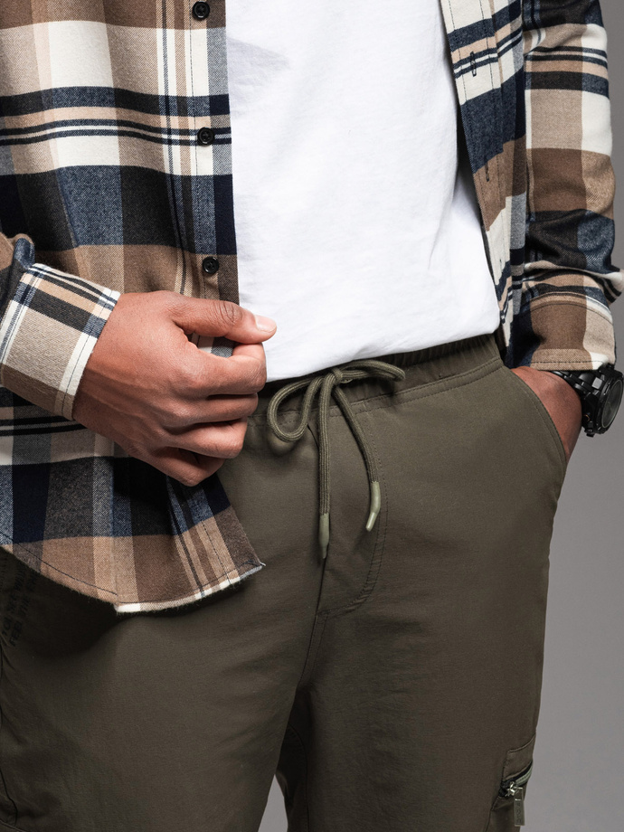 Męskie spodnie joggery z kieszeniami cargo i printem – ciemnooliwkowe V5 OM-PAJO-0200