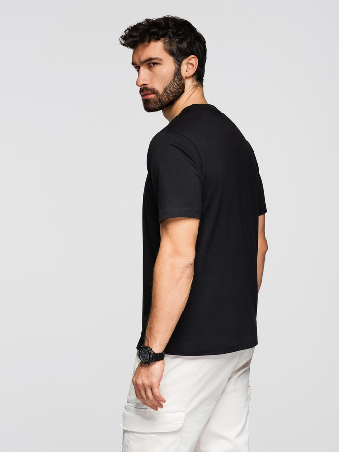 Męska bawełniana koszulka z ciekawym nadrukiem na klatce piersiowej - czarna V1 OM-TSPT-0261