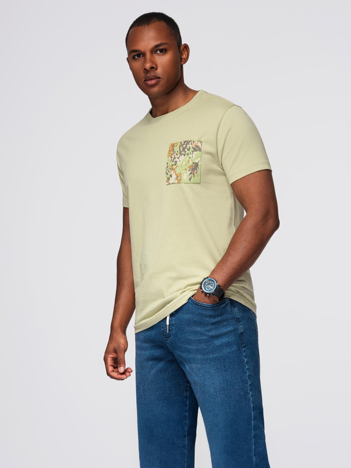 Męski t-shirt bawełniany z printowaną kieszonką –  jasnooliwkowy V2 OM-TSPT-0227