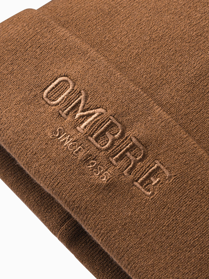 Czapka dzianinowa męska beanie z haftowanym napisem – brązowa V4 OM-ACWH-0120