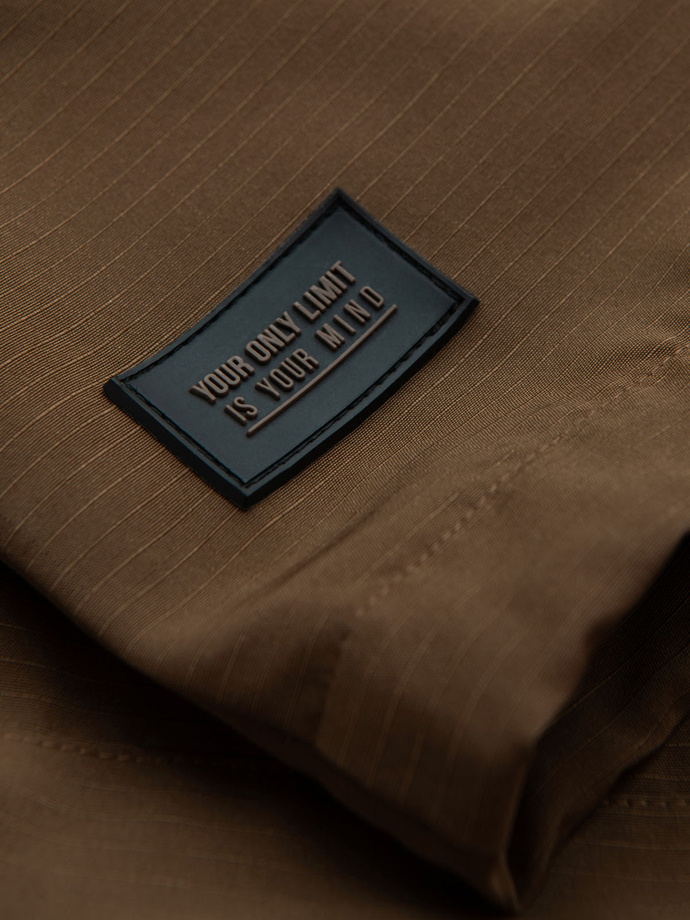 Lekka męska kurtka typu sztormiak z kapturem – brązowa V2 OM-JANP-0191