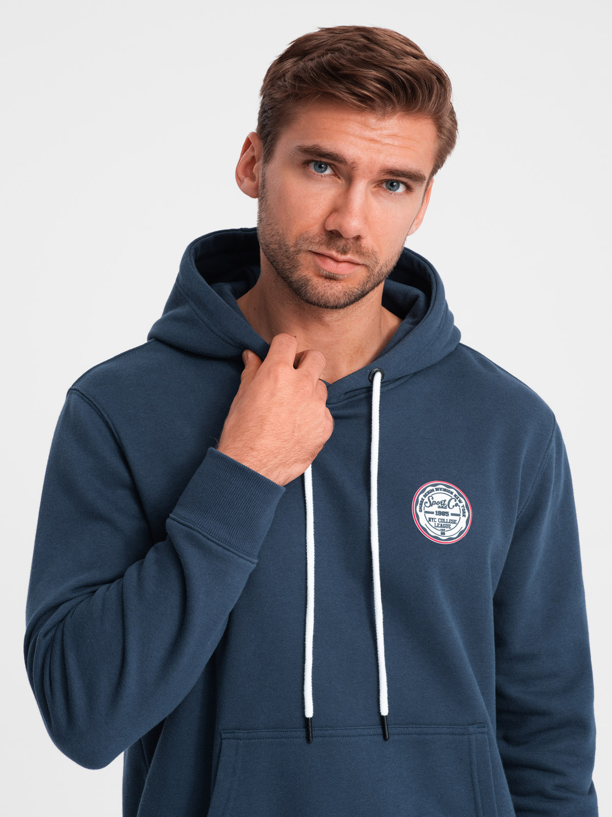 Męska dresowa bluza kangurka z kapturem i naszywką w stylu college – granatowa V2 OM-SSNZ-0144
 -                                    L