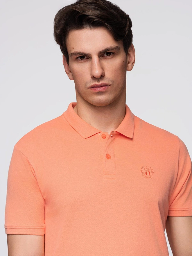 Męska koszulka polo jednokolorowa BASIC z dzianiny pique - brzoskwiniowa V19 OM-POBS-0100