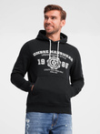 Bluza męska kangurka z kapturem i nadrukiem w stylu college – czarna V3 OM-SSPS-0143