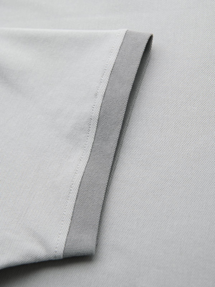 T-shirt męski z kontrastowymi wstawkami i dekoltem w serek – jasnoszary V4 OM-TSCT-0198