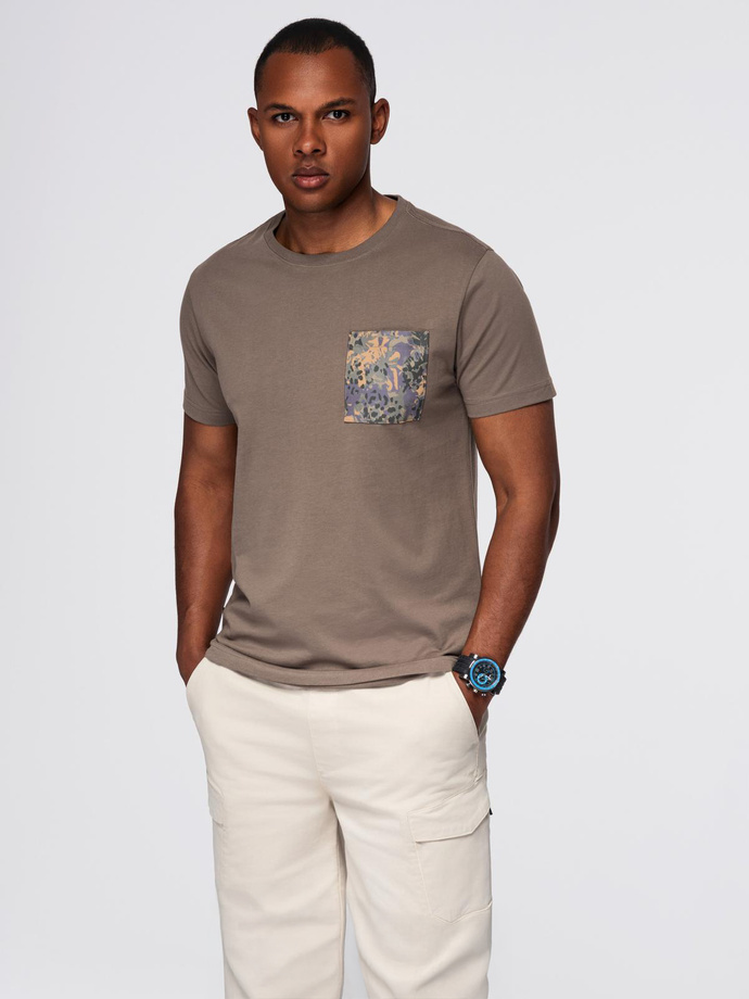 T-shirt męski bawełniany z printowaną kieszonką –  ciemnooliwkowy V1 OM-TSPT-0227