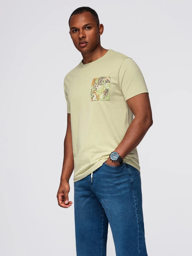Męski t-shirt bawełniany z printowaną kieszonką – jasnooliwkowy V2 OM-TSPT-0227