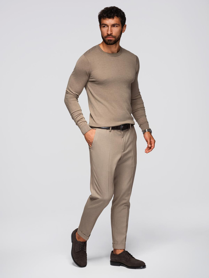Sweter męski klasyczny z wiskozą BASIC z okrągłym dekoltem – ciemnobeżowy V15 OM-SWBS-0106 