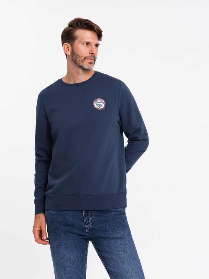 Nierozpinana męska dresowa bluza z naszywką w stylu college – granatowa V2 OM-SSNZ-0134