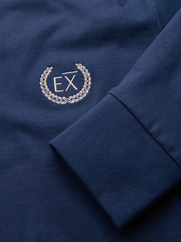 Męski bawełniany longsleeve z dekoltem U w paski i haftem – ciemnoniebieski V3 OM-LSCL-0128