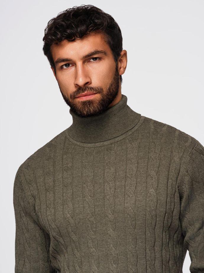 Sweter męski golf z warkoczowym splotem – oliwkowy V2 OM-SWTN-0157